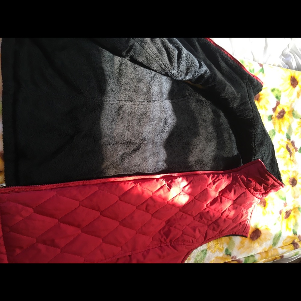 Red vest - Picture 2 of 2